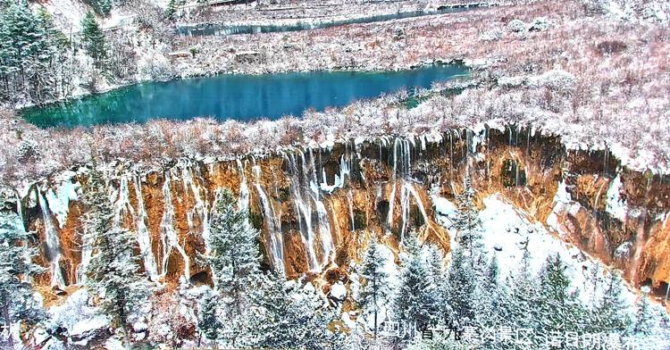 雪景中的諾日朗瀑布。九管局供圖