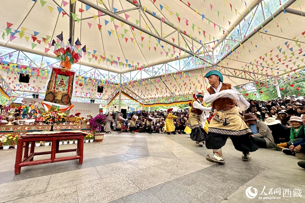 拉薩市宗角祿康公園舉行傳統(tǒng)藏戲劇目展演。